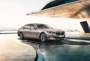 [新聞照片一]全新BMW 7系列Diamond Edition完美詮釋極致奢華，智慧雷射頭燈擁有超過500公尺的照明範圍，能大幅提升夜間駕駛視野並依照路況自動調整照射範圍