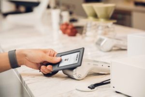 圖二：可調式雙面感應皮革證件套，具有抗干擾屏蔽層，能同時收納兩張感應卡片，兩張卡片能獨立感應而不需取出，避免在外手部接觸