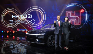 裕隆集團嚴陳莉蓮執行長(圖右)與鴻海集團郭台銘創辦人(圖右)親臨科技日現場