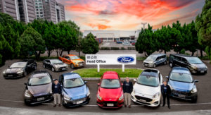 不畏疫情與晶片短缺，Ford年度同期總銷量逆勢成長近8_，市占率達6.6_，站穩車壇前三大。圖為福特六和汽車總經理 邴兆齊(中)、營銷服務處副總經理 蘇嘉明(右)、行銷處長 沈仁偉(左)。